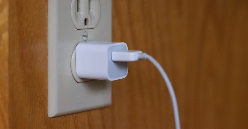 Conecte el iPhone a una toma de corriente para arreglar el iPhone se congeló durante la actualización